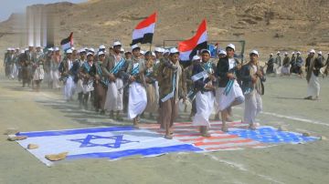 عرض ومناورة لخريجي دورات طوفان الأقصى في صعدة عرض ومناورة لخريجي دورات طوفان الأقصى في صعدة