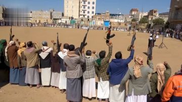 وقفة قبلية مسلحة في عمران وفاء لتضحيات الشهداء والثبات على الموقف وقفة قبلية مسلحة في عمران وفاء لتضحيات الشهداء والثبات على الموقف