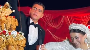 ليلة العمر تحولت لحدث لا ينسى.. تورتة الفرايد تشكين تسيطر على حفلات الزفاف ليلة العمر تحولت لحدث لا ينسى.. تورتة الفرايد تشكين تسيطر على حفلات الزفاف