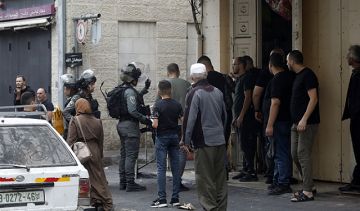 العدو الصهيوني يقتحم منازل أسرى قبيل الإفراج عنهم ويحذر عائلاتهم من الاحتفال العدو الصهيوني يقتحم منازل أسرى قبيل الإفراج عنهم ويحذر عائلاتهم من الاحتفال