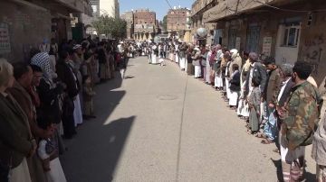 وقفات في أمانة العاصمة وفاء لدماء الشهداء وثباتا على الموقف وقفات في أمانة العاصمة وفاء لدماء الشهداء وثباتا على الموقف