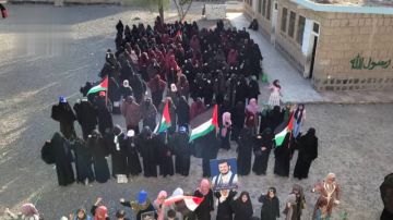 وقفة نسائية في سنحان تضامنا مع الشعب الفلسطيني وقفة نسائية في سنحان تضامنا مع الشعب الفلسطيني