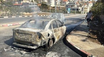 مستوطنون صهاينة يحرقون مركبتين فلسطينيتين شرق رام الله