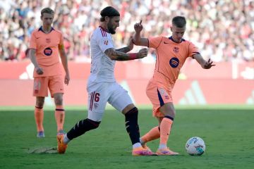 إشبيلية يسحق برشلونة برباعية تاريخية في الليجا