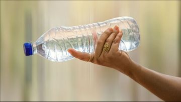دراسة: مياه الشرب المعبأة بزجاجات بلاستيكية تشكل خطرا صحيا