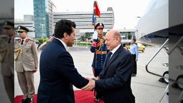 من رافقه؟ رشاد العليمي يصل القاهرة لحضور افتتاح المتحف المصري الكبير بحضور قادة العالم من رافقه؟ رشاد العليمي يصل القاهرة لحضور افتتاح المتحف المصري الكبير بحضور قادة العالم