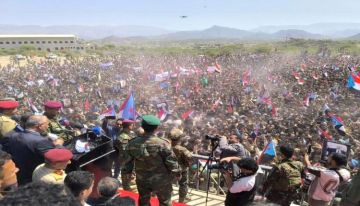 الرئيس الزبيدي يصل إلى موقع الفعالية في الضالع ويلقي كلمة أمام الحشود في الذكرى الـ62 لثورة 14 أكتوبر