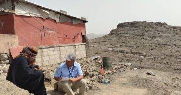 الصليب الأحمر يعلن تقديم مساعدات نقدية لآلاف الأسر النازحة في تعز