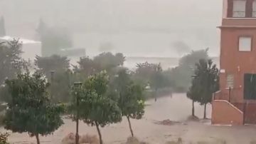 خلال ساعة واحدة...عاصفة مفاجئة تغرق شوارع مدينة إسبانية