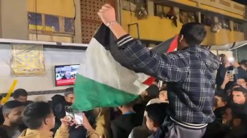 فرحة عارمة في غزة بعد إعلان اتفاق السلام ووقف إطلاق النار.. مشاهد احتفالية تُلهب الشوارع فرحة عارمة في غزة بعد إعلان اتفاق السلام ووقف إطلاق النار.. مشاهد احتفالية تُلهب الشوارع