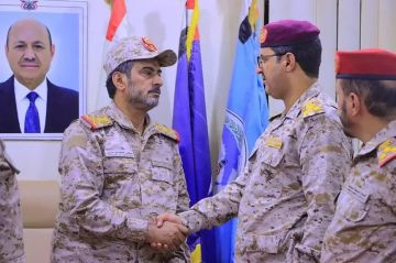قيادة الجيش تستقبل عميد اللواء العاشر صماد المنشق عن الحوثيين وتدعو المليشيات لتسليم السلاح قيادة الجيش تستقبل عميد اللواء العاشر صماد المنشق عن الحوثيين وتدعو المليشيات لتسليم السلاح