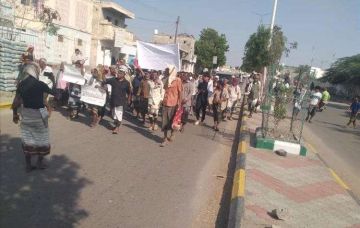 احتجاجات شعبية في أبين تندد بغياب الخدمات وتدهور الأوضاع المعيشية احتجاجات شعبية في أبين تندد بغياب الخدمات وتدهور الأوضاع المعيشية