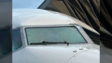 شاهد.. طائرة وزير الدفاع الأمريكي تتعرض لحادث نادر بسبب حطام فضائي أثناء الطيران شاهد.. طائرة وزير الدفاع الأمريكي تتعرض لحادث نادر بسبب حطام فضائي أثناء الطيران