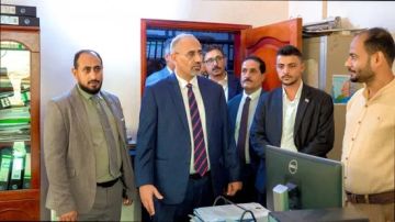 الرئيس الزبيدي يتفقد سير العمل في أمانة الانتقالي الرئيس الزبيدي يتفقد سير العمل في أمانة الانتقالي