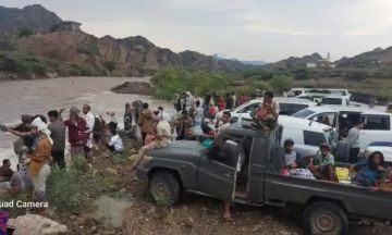 العثور على جثة سائق سيارة كانت تقل مسافرين من صنعاء بعدما جرفته السيول في محافظة لحج