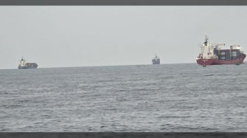 حريق كبير يشتعل على متن ناقلة نفط قبالة سواحل خليج عدن