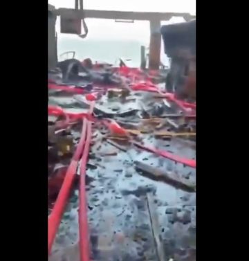 مشاهد توثق دمار داخل سفينة بخليج عدن استهدفت بصاروخ