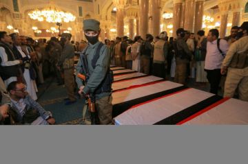 اعتقال ثلاثة موظفين يمنيين في الأمم المتحدة بصنعاء اعتقال ثلاثة موظفين يمنيين في الأمم المتحدة بصنعاء
