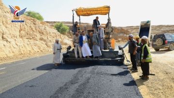محافظ صعدة يطلع على سير العمل في مشروع شق وسفلتة خط دماج - آل سالم محافظ صعدة يطلع على سير العمل في مشروع شق وسفلتة خط دماج - آل سالم