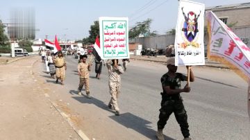 مسير شعبي لخريجي دورات طوفان الأقصى في الحديدة مسير شعبي لخريجي دورات طوفان الأقصى في الحديدة