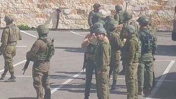 العدو الإسرائيلي يعتقل أربعة مواطنين فلسطينيين من بيت لحم العدو الإسرائيلي يعتقل أربعة مواطنين فلسطينيين من بيت لحم