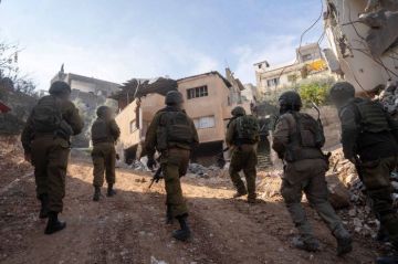 قوات الاحتلال تجرف جزءا من شارع رئيسي بالضفة