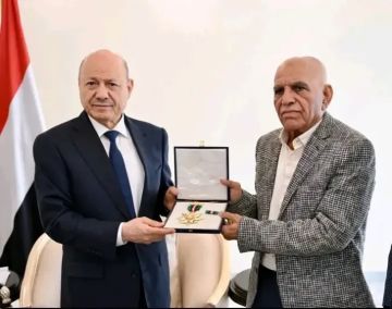 بصمة نظافة لا تمحى ... الرئيس العليمي يكرم والد الشهيدة افتهان المشهري بوسام الواجب الوطني  بصمة نظافة لا تمحى ... الرئيس العليمي يكرم والد الشهيدة افتهان المشهري بوسام الواجب الوطني