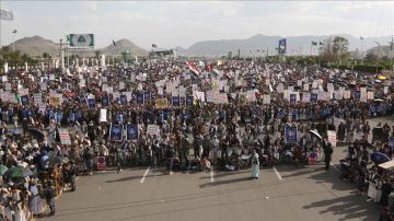 مئات الآلاف من اليمنيين يتظاهرون ضد خطة ترامب بشأن غزة