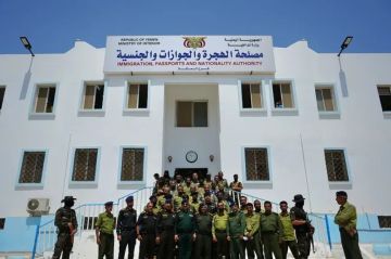 في زيارة مفاجئة للمكلا.. وزير الداخلية يكشف خطط تطوير غير مسبوقة في أجهزة الأمن والجوازات