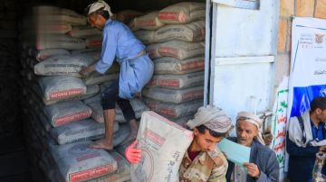 وحدة التدخلات توزيع كميات من مادتي الإسمنت والديزل لدعم المبادرات المجتمعية في ذمار