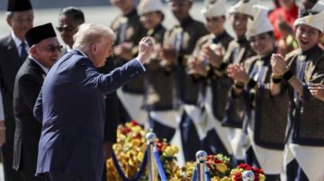 ترامب يبدأ جولة آسيوية مهمة بصفقات قبل اجتماعه مع الرئيس الصيني ترامب يبدأ جولة آسيوية مهمة بصفقات قبل اجتماعه مع الرئيس الصيني