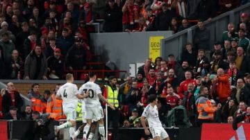 ليفربول يسقط أمام مانشستر يونايتد ويتراجع للمركز الرابع ليفربول يسقط أمام مانشستر يونايتد ويتراجع للمركز الرابع