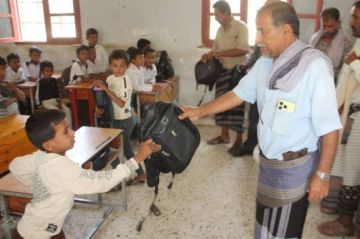 الهلال الأحمر الإماراتي يوزع الحقائب المدرسية على طلاب جيشان الهلال الأحمر الإماراتي يوزع الحقائب المدرسية على طلاب جيشان