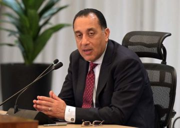 رئيس الوزراء المصري يستقبل نظيره الكويتي في مطار القاهرة رئيس الوزراء المصري يستقبل نظيره الكويتي في مطار القاهرة