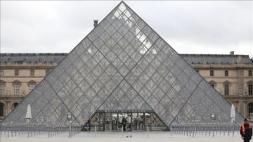 متحف اللوفر يعيد فتح أبوابه للزوار بعد تعرضه للسرقة متحف اللوفر يعيد فتح أبوابه للزوار بعد تعرضه للسرقة