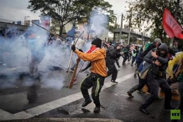 متظاهرون يهاجمون السفارة الأمريكية في كولومبيا متظاهرون يهاجمون السفارة الأمريكية في كولومبيا