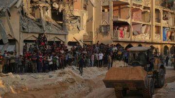 آليات مصرية تصل وسط غزة لانتشال جثث الرهائن الإسرائيليين آليات مصرية تصل وسط غزة لانتشال جثث الرهائن الإسرائيليين