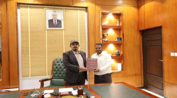 محافظ حضرموت يطلع على دراسة ماجستير حول دور منصات التحقق في كشف الأخبار الزائفة