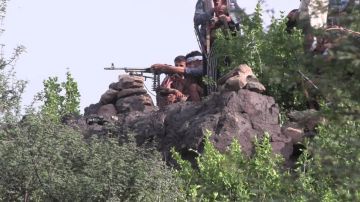 مسير ومناورة لخريجي دورات طوفان الأقصى في شرعب الرونة بتعز مسير ومناورة لخريجي دورات طوفان الأقصى في شرعب الرونة بتعز