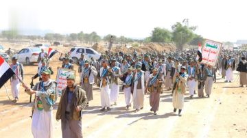 عرض شعبي لخريجي دورات طوفان الأقصى في صعدة