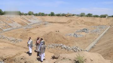 عوض يطلع على سير العمل في مشروع بحيرة الحرف بصعدة