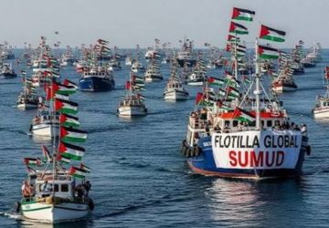 أسطول الصمود العالمي يواصل التقدم نحو غزة رغم تحذيرات الفرقاطة الإيطالية أسطول الصمود العالمي يواصل التقدم نحو غزة رغم تحذيرات الفرقاطة الإيطالية