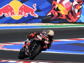 الإيطالي بتسيكي يحرز لقب سباق السرعة بجائزة أستراليا الكبرى للدراجات النارية موتو جي بي  الإيطالي بتسيكي يحرز لقب سباق السرعة بجائزة أستراليا الكبرى للدراجات النارية موتو جي بي