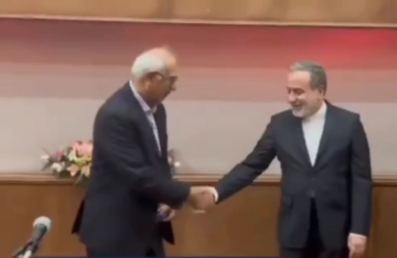 (حاول تقبيل يده).. موقف مؤثر من وزير الخارجية الإيراني تجاه أستاذه يثير إعجابا وتفاعلا (حاول تقبيل يده).. موقف مؤثر من وزير الخارجية الإيراني تجاه أستاذه يثير إعجابا وتفاعلا