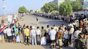 وقفة ومسير شعبي لخريجي الدورات المفتوحة في الحديدة وقفة ومسير شعبي لخريجي الدورات المفتوحة في الحديدة