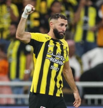 بنزيما يوجه رسالة حماسية قبل قمة النصر والاتحاد