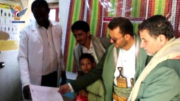 توزيع كراسي متحركة وفرش طبية للمعاقين في ولد عياش بصعدة