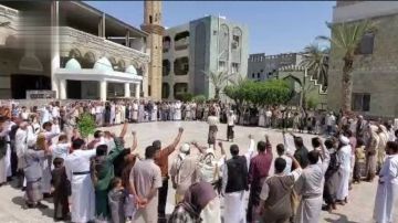 وقفات حاشدة في الحديدة وفاء للشهداء وتأكيدا على استمرار التعبئة في مواجهة مخططات الأعداء وقفات حاشدة في الحديدة وفاء للشهداء وتأكيدا على استمرار التعبئة في مواجهة مخططات الأعداء