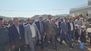 الرئيس الزبيدي يفتتح مدرسة بن زايد النموذجية بمديرية الأزارق الرئيس الزبيدي يفتتح مدرسة بن زايد النموذجية بمديرية الأزارق