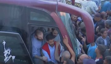 بعد إطلاق سراحهم.. وصول أسرى فلسطينيين مجمع ناصر بخان يونس